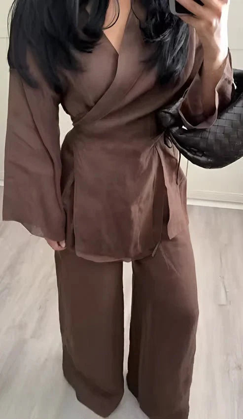 Selah | Elegante tweedelige set bestaande uit een wikkeltop en een broek