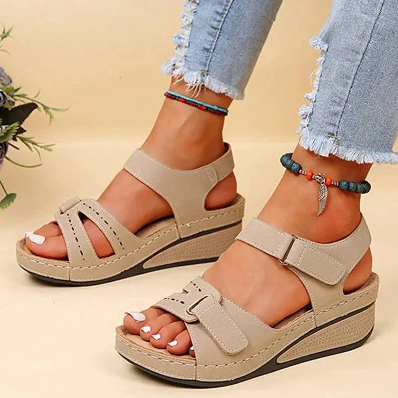 Miravea | Elegante sandalen met sleehak en bandjes