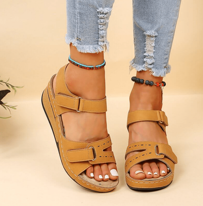 Miravea | Elegante sandalen met sleehak en bandjes