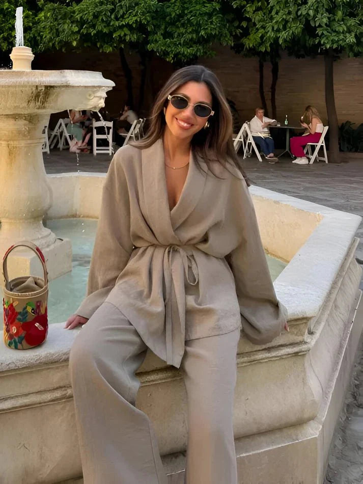 Jorella | Verfijnde wikkeltop en broekset