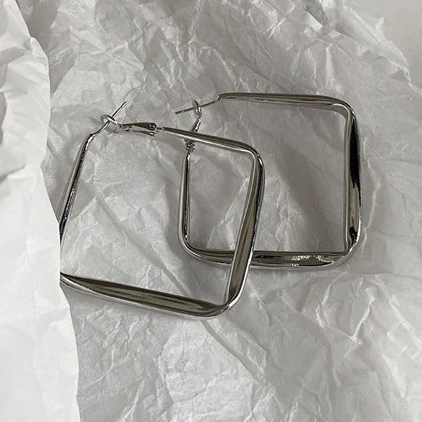 Kora | Minimalistische geometrische vierkante oorbellen